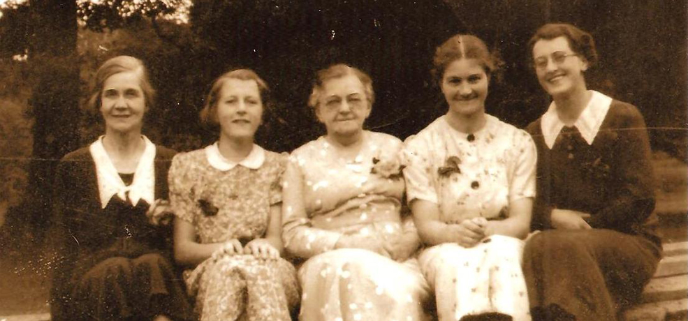 From left to right: Ruth Matthews – Head House Maid, Ada Beare – 3rd House Maid, Miss Coombes – Head Housekeeper, Margery Gill – Kitchen and Scullery Maid, Beryl Beare – Parlour Maid.  Photo taken outside Pencarrow House in 1939